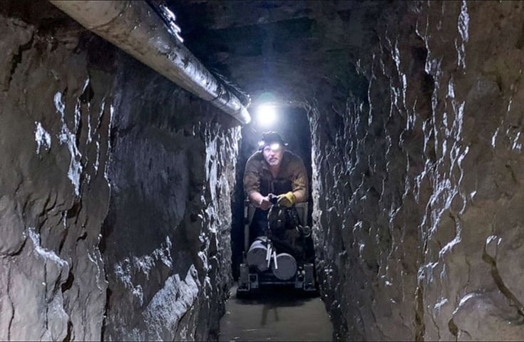 No final de 2013, foi descoberto um túnel em Tijuana que continha iluminação, ventilação e sistema elétrico de trilhos. O local foi estruturado com o objetivo de transportar drogas da cidade no México para San Diego, nos Estados Unidos Reprodução: Flipar