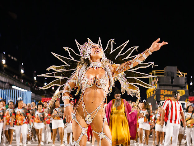 Tati Minerato ousa em look para ensaio do Carnaval