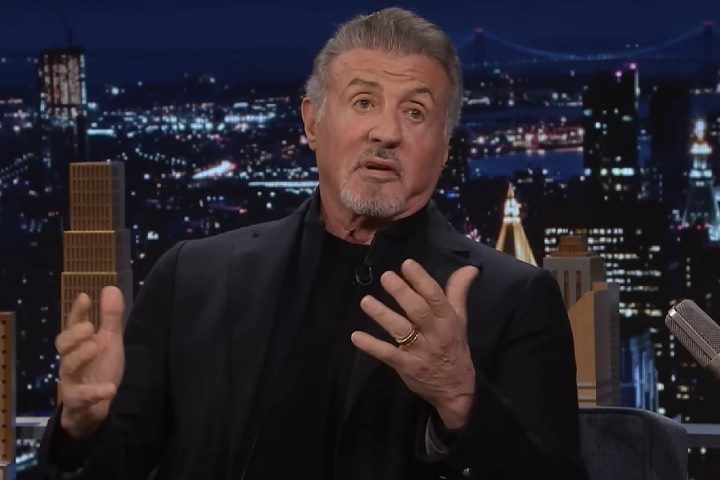 Mais recentemente, em 2021, Stallone deu vida ao personagem Tubarão-Rei em “O Esquadrão Suicida”, garantindo que a marca das seis décadas fosse alcançada com uma participação especial no longa-metragem.
 Reprodução: Flipar