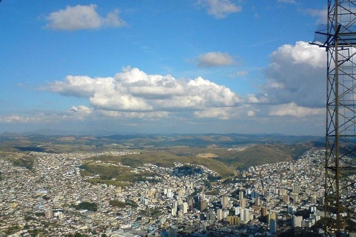 Em 2025, sua população está estimada em cerca de 170 mil habitantes, o que contribui para uma atmosfera tranquila, mas com vitalidade suficiente para manter um cotidiano dinâmico. Reprodução: Flipar