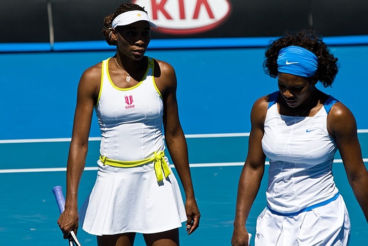 As tenistas americanas Serena e Venus Williams, supercampeãs de Grand Slams, são Testemunhas de Jeová. Na juventude, elas e as três irmãs frequentaram a igreja com a mãe Oracene, e chegaram a bater de porta em porta na pregação.  A família, por isso, nunca fez festa de aniversário. Reprodução: Flipar