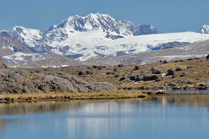 Quelccaya é uma bela geleira em Cusco, no Peru, que é a maior de toda zona tropical do mundo. Este gigante branco também é chamado de Calota de Gelo de Quelccaya. Reprodução: Flipar
