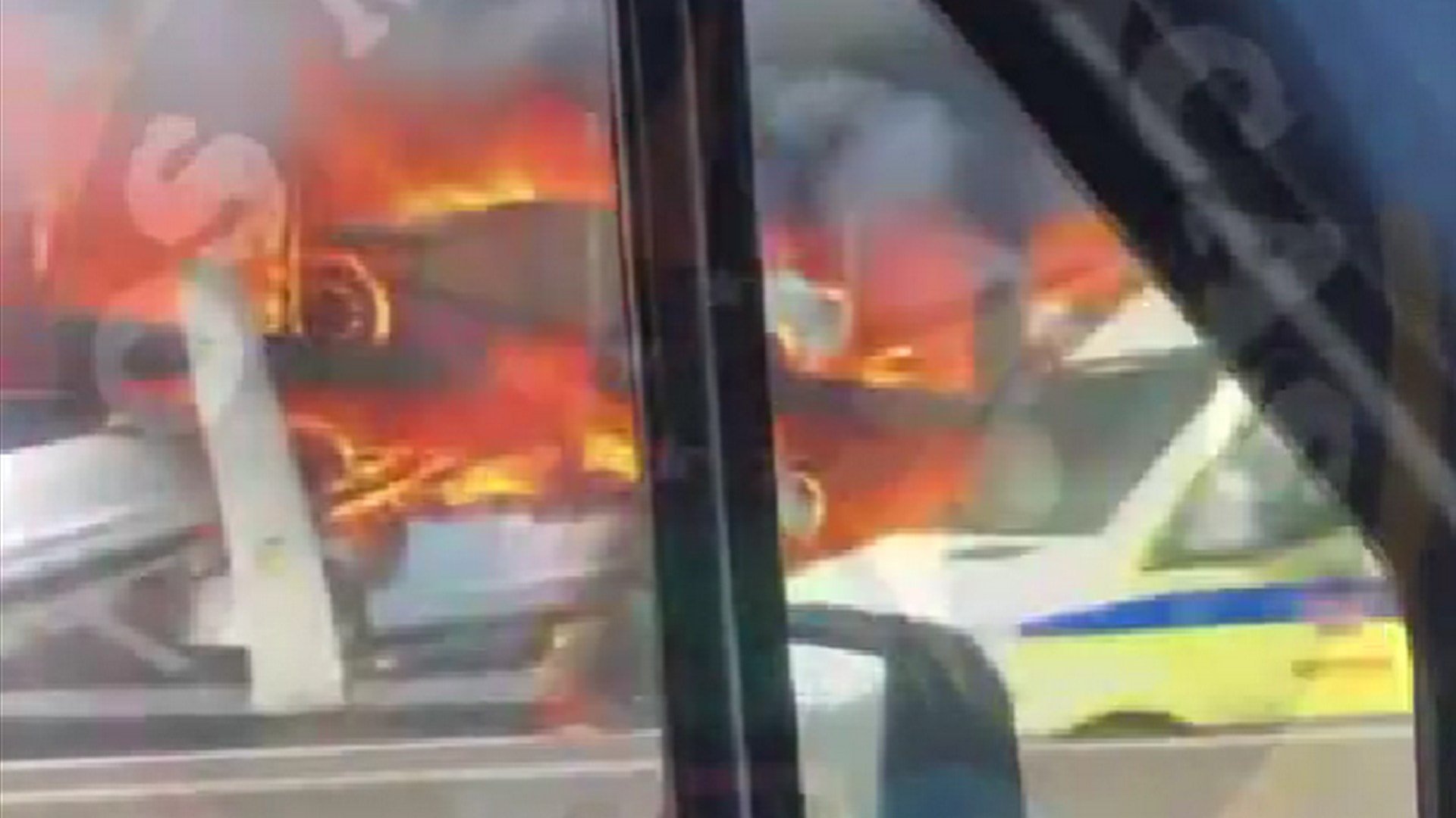 Carros da Tesla pegando fogo em cegonha, em Portugal Reprodução/Facebook