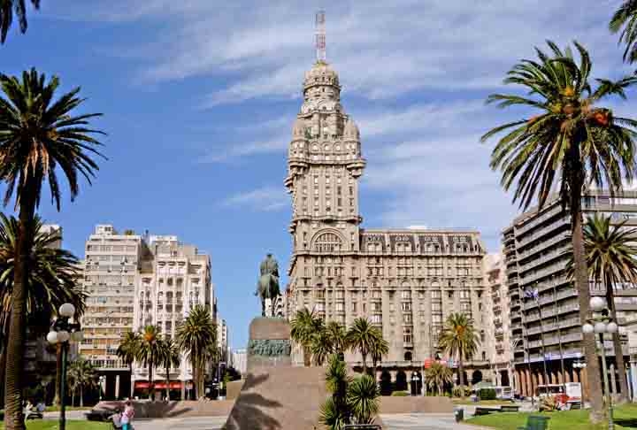 O Palácio Salvo é um edifício na capital Montevidéu desenhado pelo arquiteto italiano Mario Palanti, um imigrante italiano que vivia em Buenos Aires. Foi inaugurado no ano de 1928. Com os seus 95 metros e 27 pisos, foi a torre mais alta da América do Sul por vários anos. Reprodução: Flipar