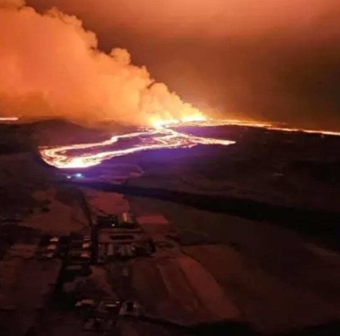 O vulcão na pequena cidade de Grindavik , na Islândia, voltou a entrar em erupção (16/3), após cerca de 80 tremores. Uma fissura de 3 km se abriu para a lava. Mais uma vez, moradores tiveram que sair às pressas da cidade, sob estado de emergência.  Reprodução: Flipar