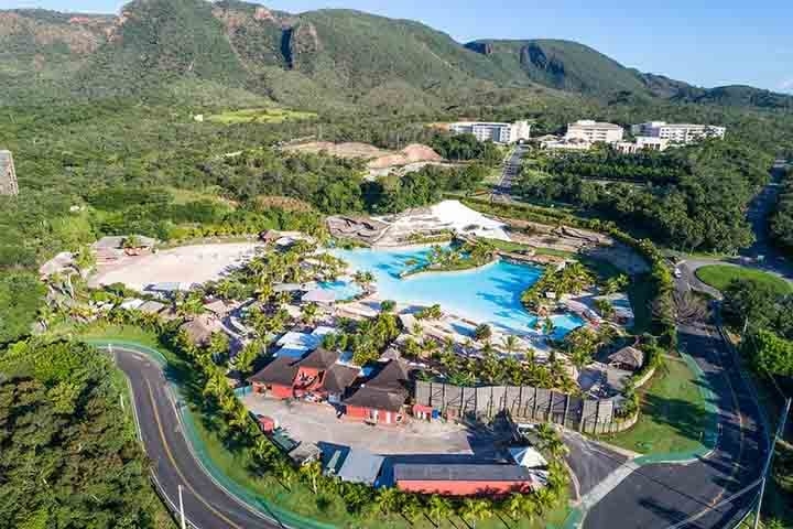 Rio Quente é considerada um paraíso com muitos atrativos além do parque termal, como as praias artificiais e resorts com piscinas naturais. Reprodução: Flipar