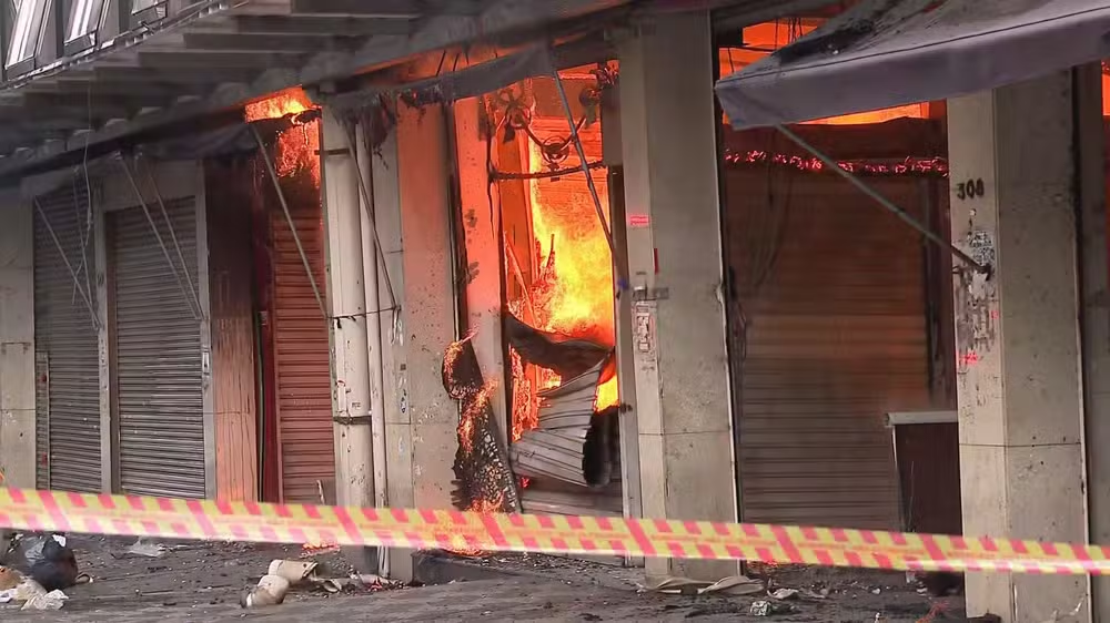 Fogo desabou o teto do local Reprodução/TV Globo