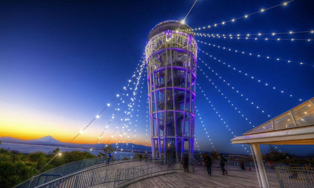 Farol de Enoshima, Japão - Inaugurado em 2003 na Ilha de Enoshima para celebrar o 100º aniversário da companhia elétrica da cidade. Com 40m de altura, tem vista panorâmica do monte Fuji, da Península de Izu, das montanhas de Tanzawa e Hakone, da Península de Miura. Reprodução: Flipar