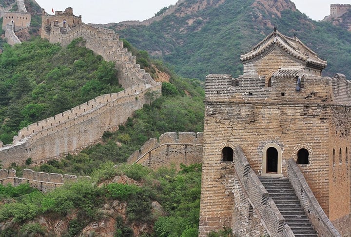 Diversas muralhas foram erguidas e foram se juntando numa única Grande Muralha, que alcançou impressionantes 21.196 km de extensão.  