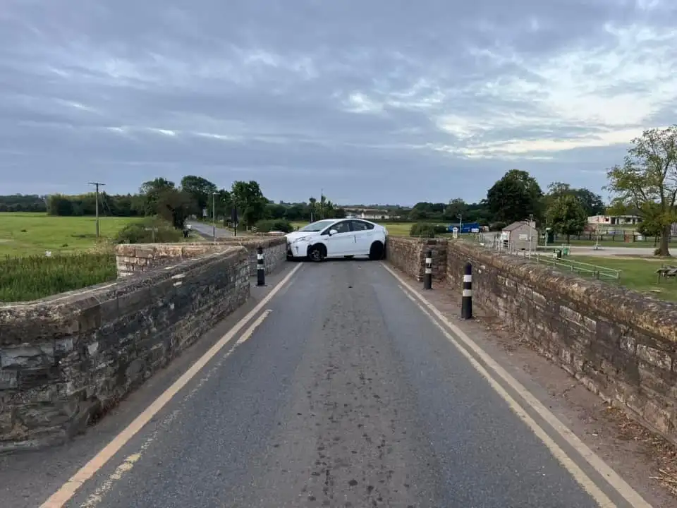 Toyota Prius da Uber fecha ponte de 600 anos