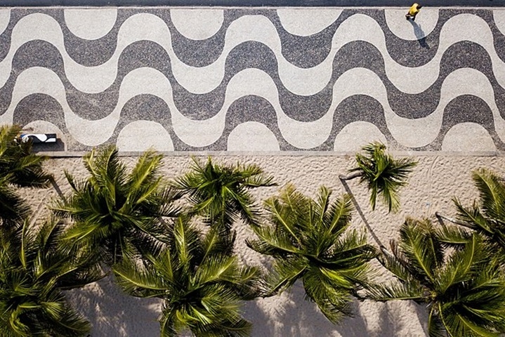 As calçadas de pedras portuguesas figuram na paisagem carioca desde o início do século XX. A mais famosa calçada de pedra portuguesa do Brasil fica na orla de Copacabana, com o mosaico em formato de ondas.  Reprodução: Flipar