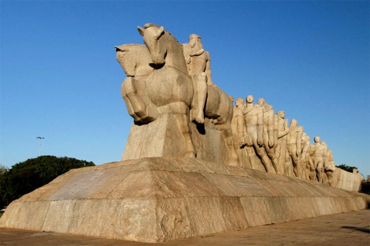 Monumento às Bandeiras - A escultura gigante, feita por Victor Brecheret, faz uma homenagem aos bandeirantes dos séculos 17 e 18. Fica no Parque do Ibirapuera e foi inaugurada em 1954, no aniversário de 400 anos da cidade de São Paulo. Reprodução: Flipar