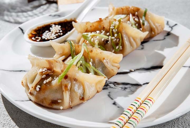 Guioza: tipo de dumpling, “bolinho em inglês”, comumente consumido na  China e em outras partes do leste da Ásia. Parece um pastelzinho fino vaporizado e recheado com carne moída de porco e/ou vegetais, servido com molho shoyu e óleo de gergelim. Reprodução: Flipar