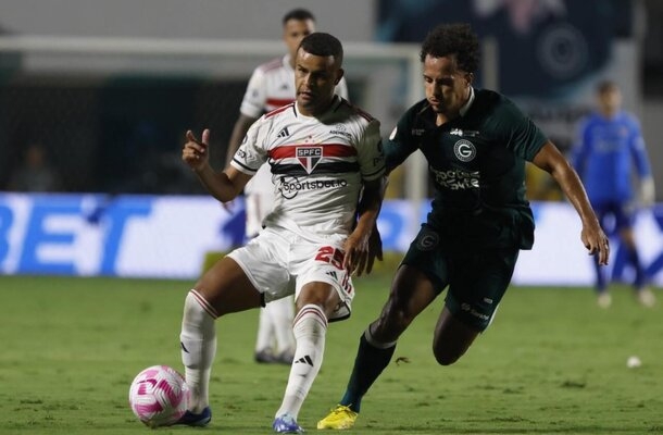 ALISSON - Irreconhecível, errando passes e batendo boca com os rivais. Perdeu a bola de maneira infantil no lance do segundo gol. NOTA 4,0 - Foto: Rubens Chiri/Saopaulofc.net