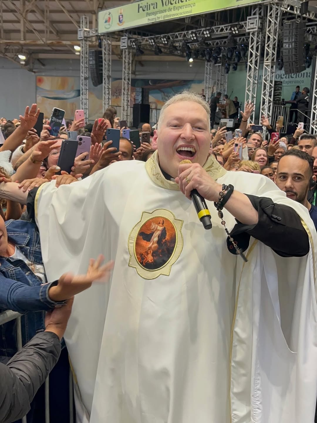 Entre músicas conhecidas de seu repertório estão “Anjos de Deus”, “Noites Traiçoeiras”, “Ágape Musical”, “Sou Feliz”, “O Amor É Tudo” e “Erguei as Mãos”. Essas canções passaram a integrar celebrações religiosas e eventos católicos em diferentes regiões do Brasil.
 Reprodução: Flipar