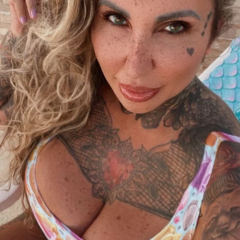Tatuadora e DJ Sabrina Boing Boing revela planos para remoção de 3 litros de silicone Instagram