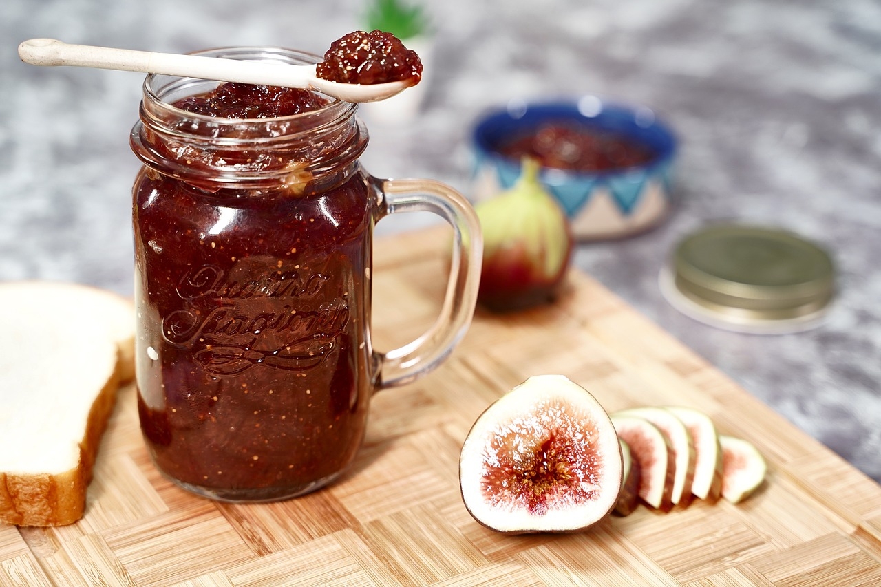 O figo é um ingrediente que pode ser utilizado para fazer geleias e compotas. Assim, a primeira pode ser uma ótima combinação com queijos de mofo branco, massa dura ou mofo azul. Já a segunda pode ser consumida pura, com creme de leite ou com queijo Minas. Reprodução: Flipar