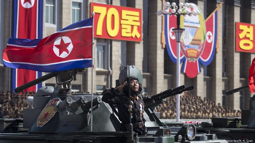 Ainda neste tópico, é obrigatório fazer reverência a Kim Jong-Un. Na capital Pyongyang, há imagens dele em praticamente todas as ruas. E se você não cumprir o ritual de reverenciá-lo, arrumará um grande problema com o governo.  Reprodução: Flipar