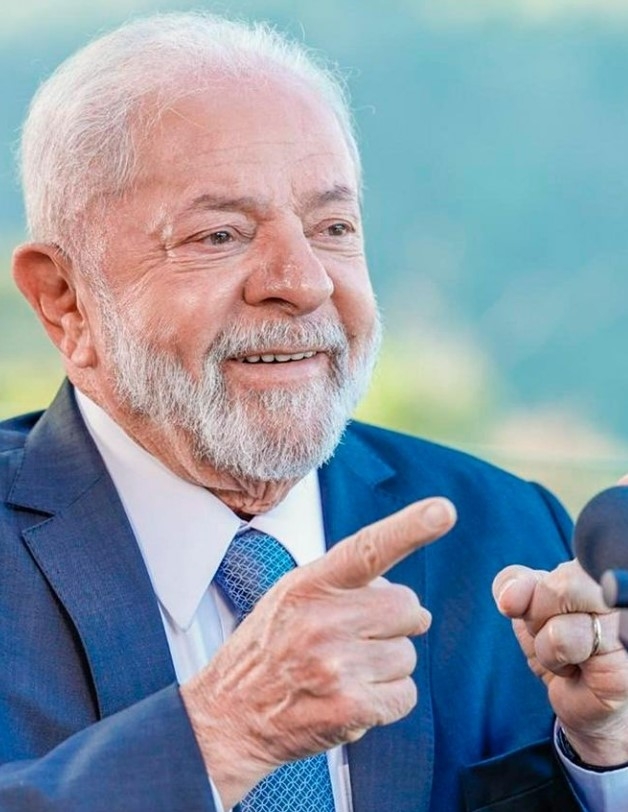 Ele se referiu às mensagens que Fátima enviou aos seguidores apoiando Lula na eleição presidencial. 