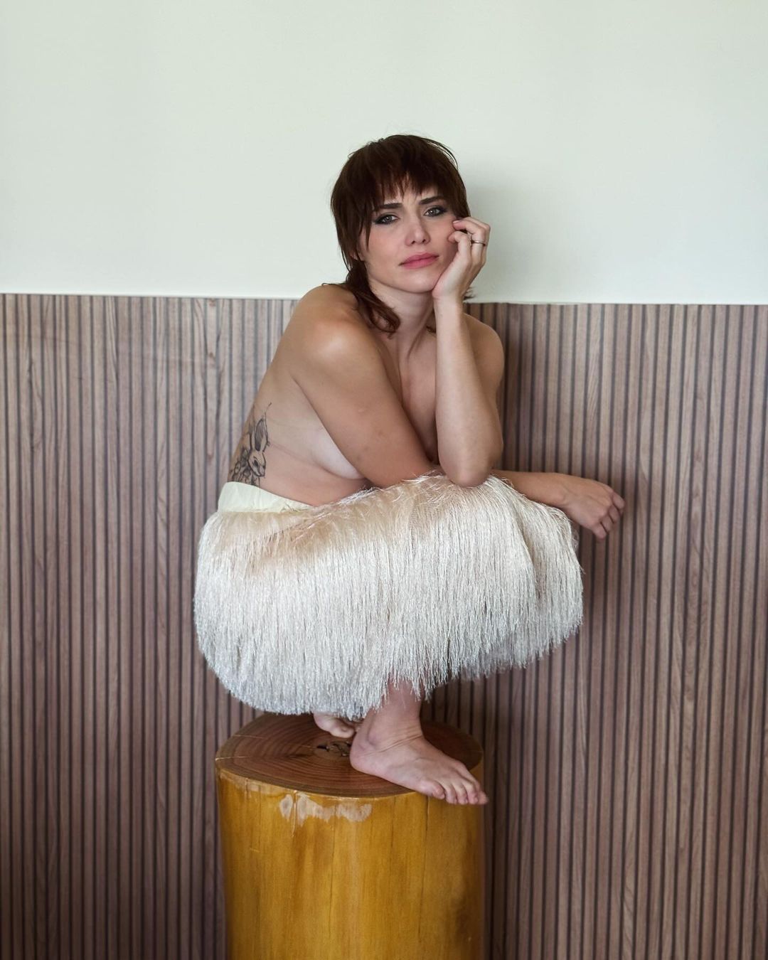 Letícia Colin posa de topless para mostrar saia nova que ganhou Reprodução/Instagram - 18.03.2024
