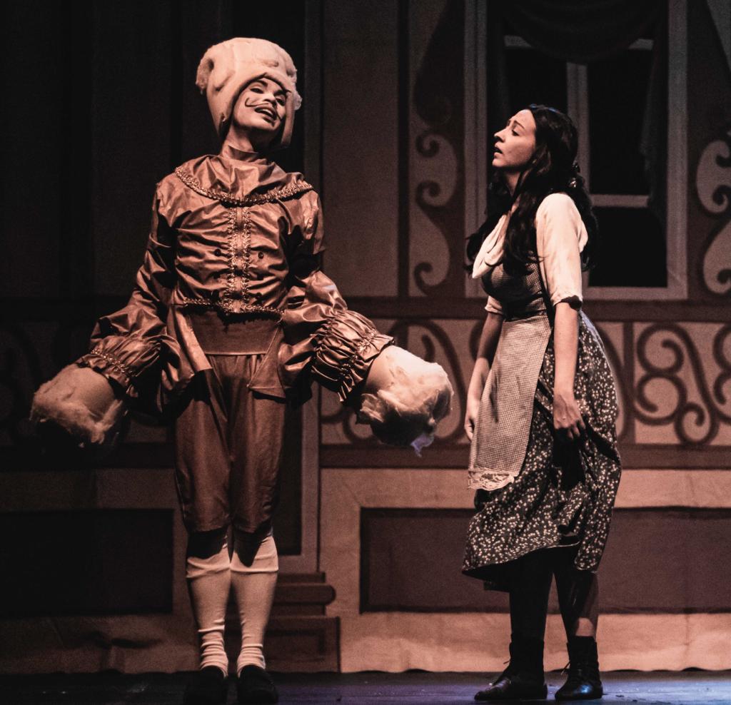 Atores interpretam os personagens Lumière e Bela, em "Fantasyland". Foto: Débora Sartori/Divulgação