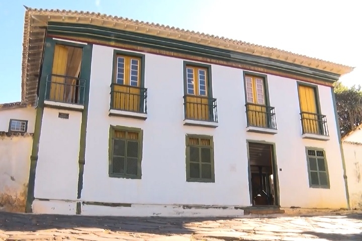 Chica se tornou dona de propriedades e escravos, e participava ativamente da vida social e religiosa da comunidade, frequentando igrejas e irmandades reservadas à elite branca. Reprodução: Flipar