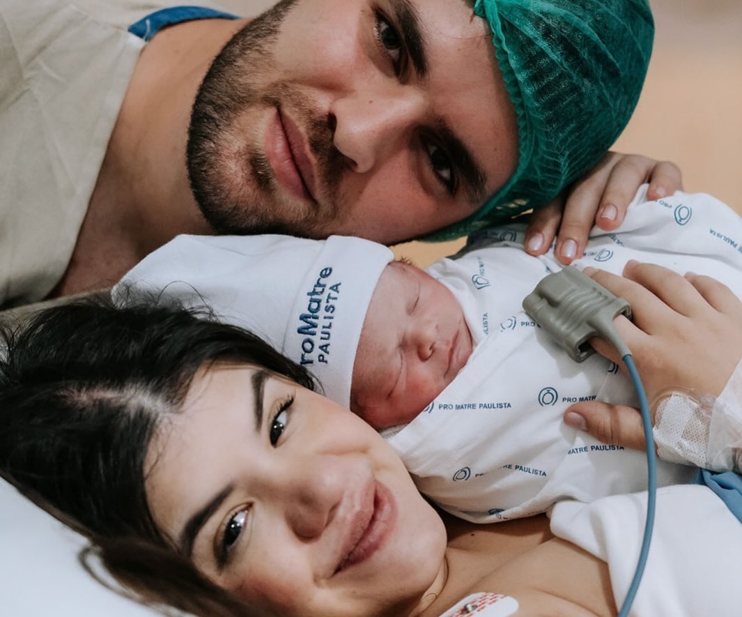 Estella é filha de Carol Chamberlain e Guilherme Deeke. Foto: Reprodução/ Instagram @carolchamberlain @primeirominutofotografia 