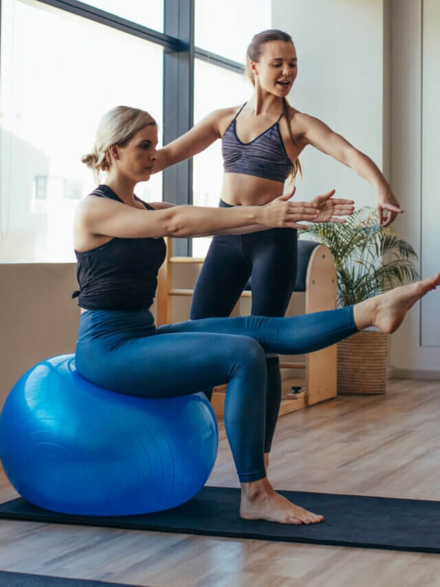 8. Yoga e pilates O yoga se concentra em posturas e técnicas de respiração para promover o bem-estar mental e físico. O pilates estimula o fortalecimento do core e a melhoria da postura, utilizando exercícios controlados e repetições específicas. Reprodução: EdiCase