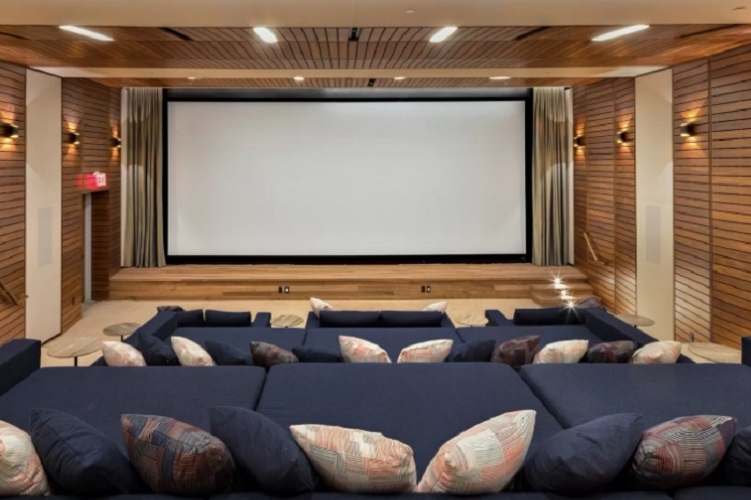 Uma das áreas mais inovadoras e luxuosas é o cinema particular de 150 metros quadrados. O morador tem a experiência de assistir aos filmes com qualidade sem sair de casa.