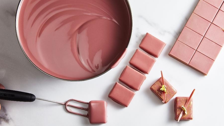Esse tipo de chocolate foi descoberto em 2017, pela Barry Callebout, maior fabricante de chocolate e de produtos de cacau do mundo. 