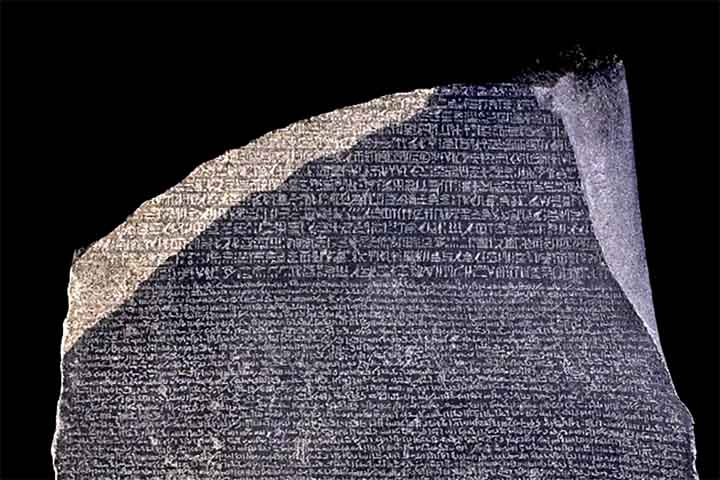 Há 226 anos, no dia 15 de julho de 1799, a Pedra de Roseta foi descoberta no Egito por um grupo de soldados franceses durante uma campanha militar liderada por Napoleão Bonaparte.
 Reprodução: Flipar