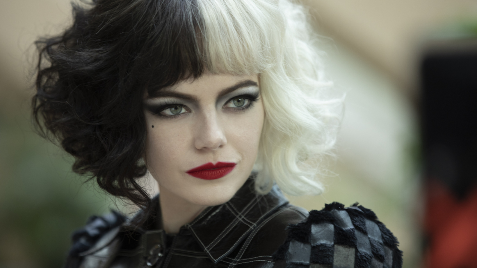 Emma Stone em "Cruella". Foto: Reprodução Disney +