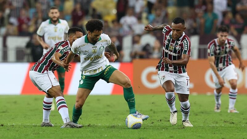 Felipe Anderson é escalado por dois defensores do Fluminense César Greco/Palmeiras