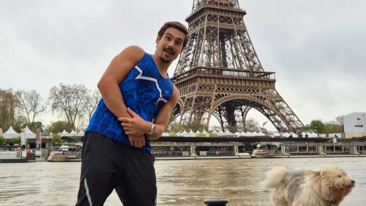 Nicolas Prattes exibe músculos na França Reprodução Instagram - 5.4.2024