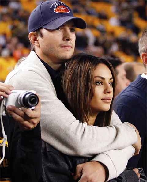 Kunis mantém discrição em relação à sua vida pessoal. Ela é casada com o ator Ashton Kutcher, seu colega de série em “That ’70s Show”, e juntos eles têm dois filhos. 
 Reprodução: Flipar