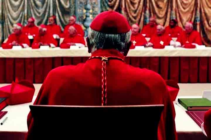 Nele, cardeais do mundo inteiro se reúnem em assembleia e ficam isolados do mundo. O princípio é de que não estejam sujeitos a influências e pressões. O voto é secreto.
 Reprodução: Flipar