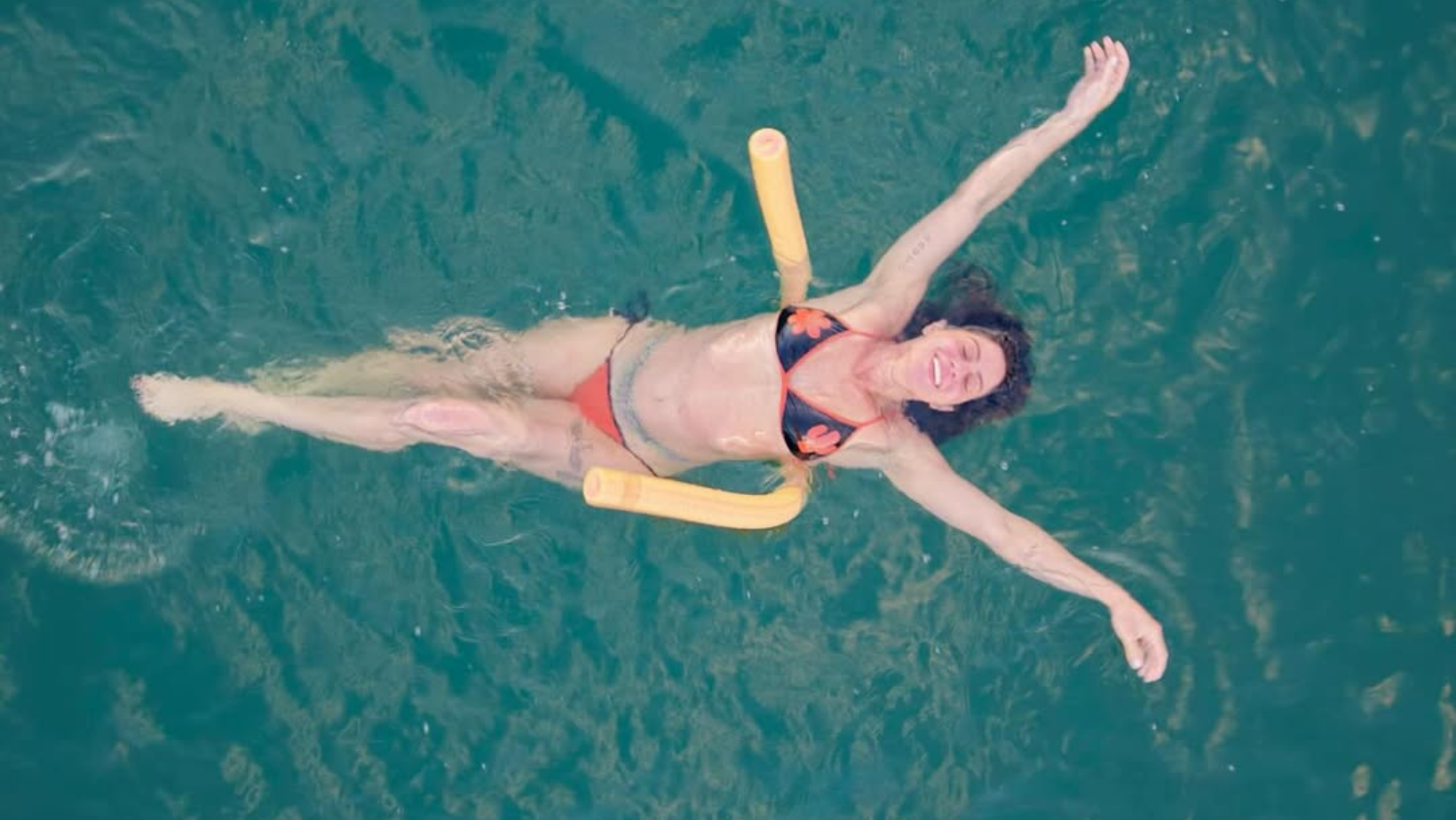 Carol Castro boiando. Foto: Reprodução/ Instagram @castrocarol