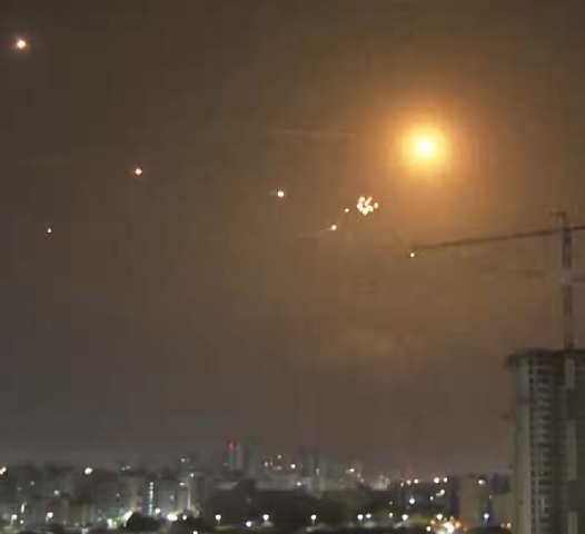 Vídeo filmado na noite do dia 11 de outubro mostrou o Domo de Ferro interceptando foguetes que o Hamas disparou da Faixa da Gaza.