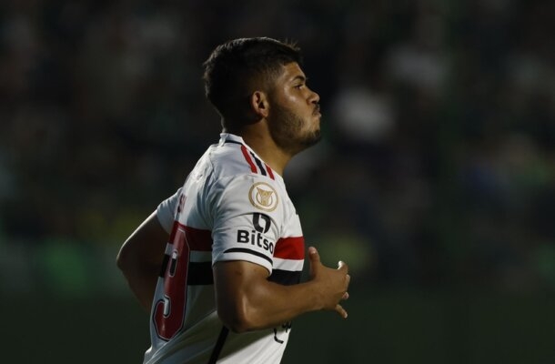 ERISON  - Mal. Nada produziu no ataque dentro da área. Saindo dela, ficou trombando com os rivais e levou amarelo em um desses lances. Demorou para ser substituído. NOTA 4,5 - Foto: Rubens Chiri / saopaulofc.net