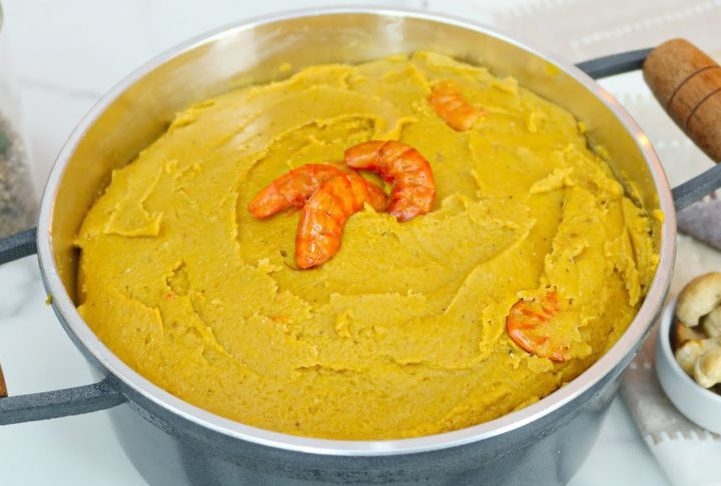 Vatapá: Feito com pão (ou farinha de trigo ou de mandioca), leite de coco, amendoim, castanha-de-caju, dendê, camarão seco, cebola e temperos. Esse creme espesso e aromático é tradicionalmente servido como acompanhamento do acarajé ou como prato principal com arroz. É um prato de forte influência africana, muito comum na Bahia. Calorias: cerca de 250 kcal. Reprodução: Flipar