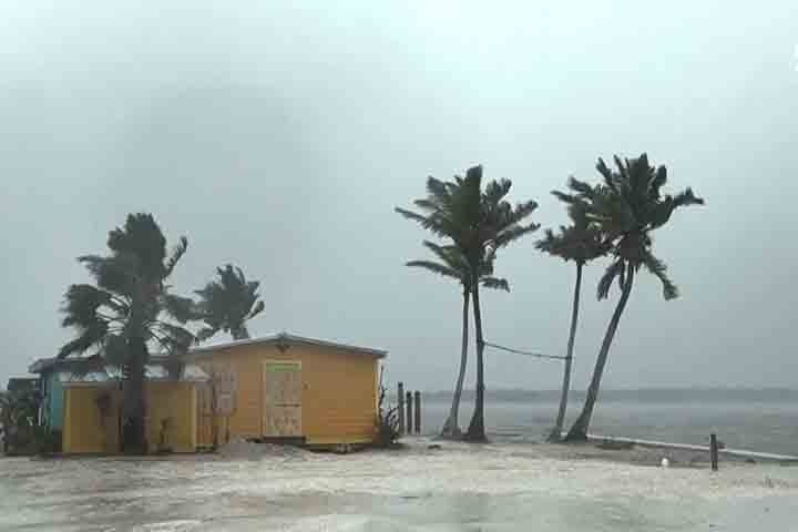 De acordo com o Centro Nacional de Furacões, o Milton deixou a Flórida em direção às Bahamas já como ciclone pós-tropical, sem a mesma força. 
 Reprodução: Flipar