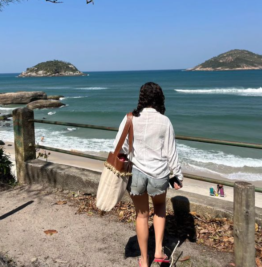 Maisa Silva observando o mar em praia do Rio de Janeiro Reprodução/Instagram