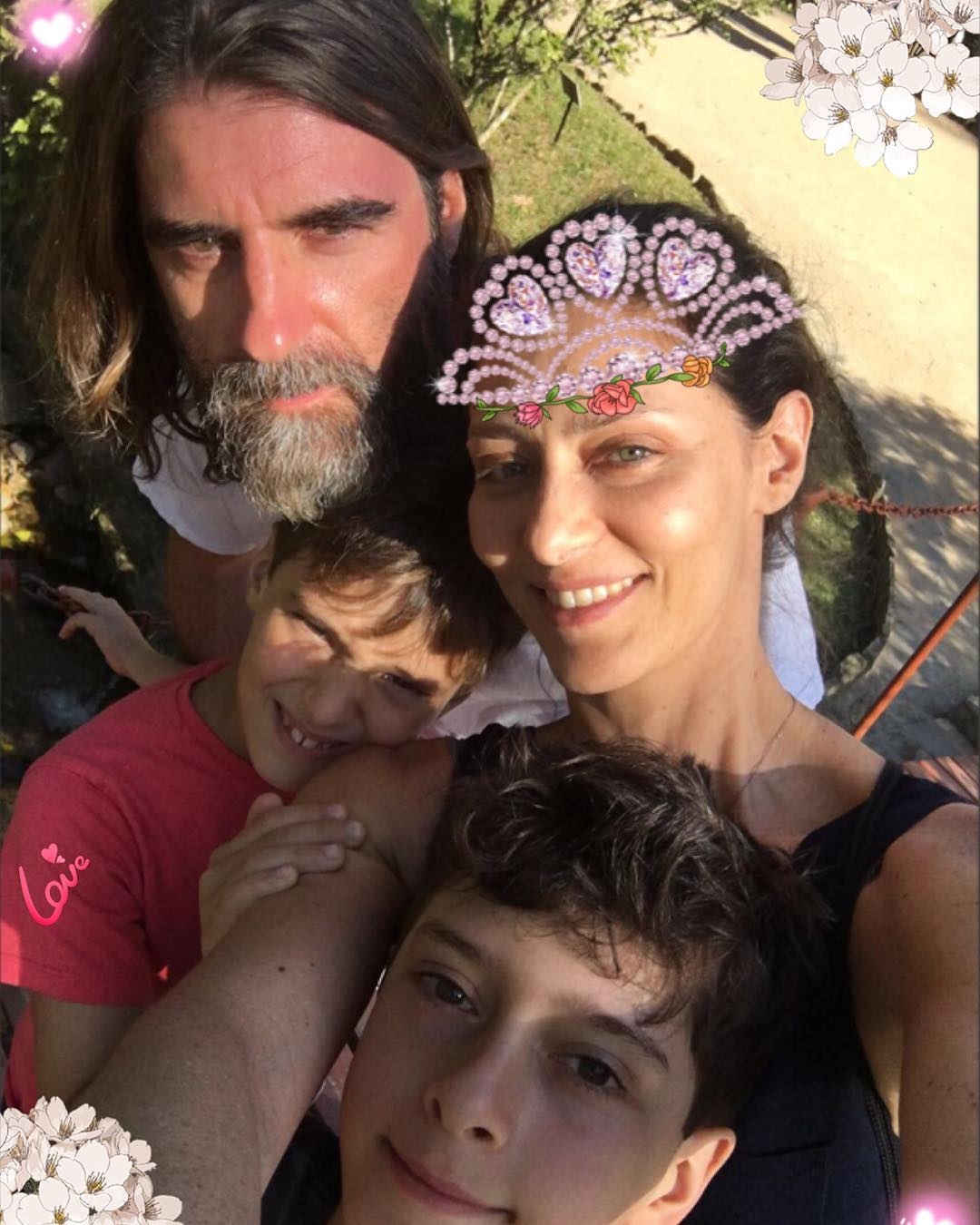 Maria Fernanda Cândido é casada há 20 anos com o empresário Petrit Spahija, com quem tem dois filhos: Tomás. nascido em 2006 e Nicolás, nascido em 2008. Atualmente, a família mora na França, onde a atriz se mudou para acompanhar o marido, que precisou retornar ao seu país de origem.
 Reprodução: Flipar