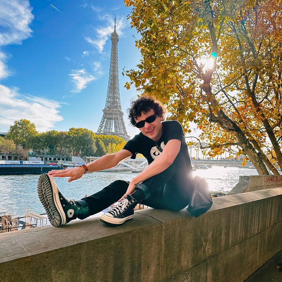 O ator Max Petterson em Paris, na França. Foto: Reprodução/Instagram 28.02.2023