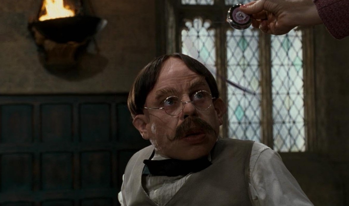 Filius Flitwick (Warwick Davis) – Professor de Feitiços e diretor da Corvinal. Pequeno e ágil, é um mestre da magia e participa ativamente da defesa de Hogwarts contra os Comensais da Morte. Reprodução: Flipar
