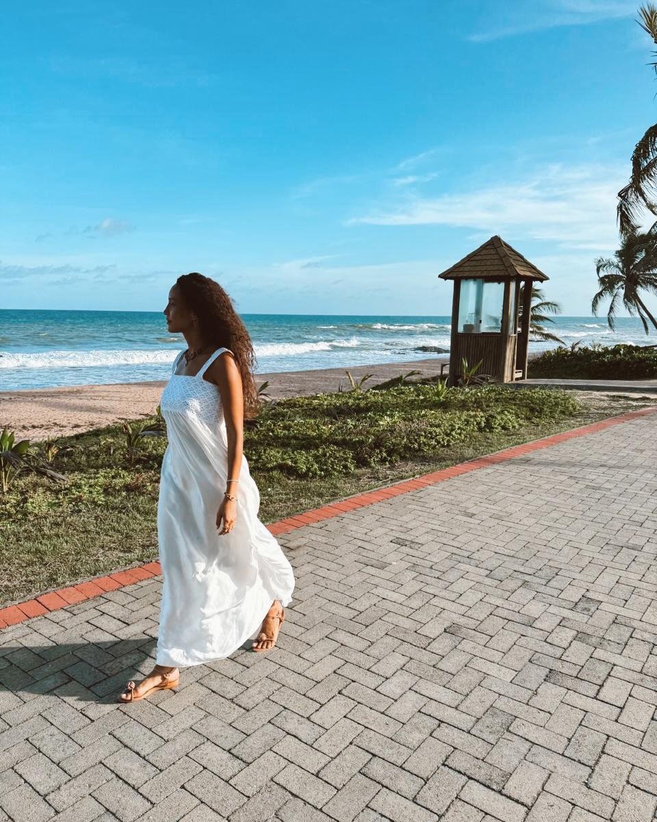 Taís Araujo desfila na praia com look branco,. Foto: Reprodução/Instagram