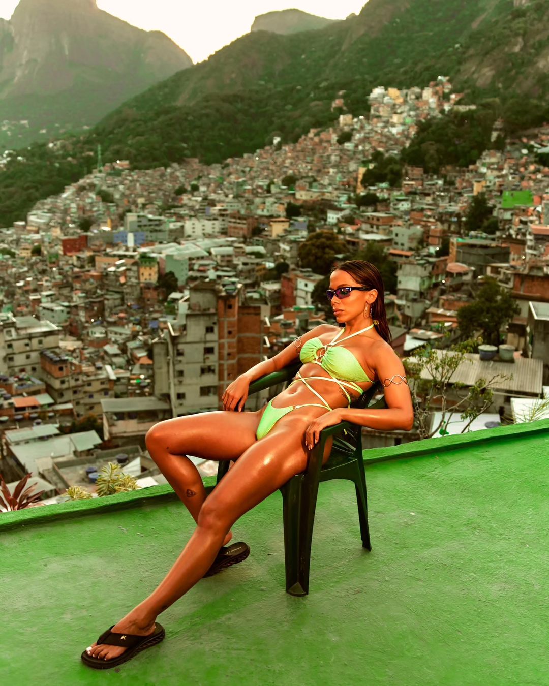 Anitta exibe corpo sarado em fotos de biquíni no Rio de Janeiro Reprodução/Instagram