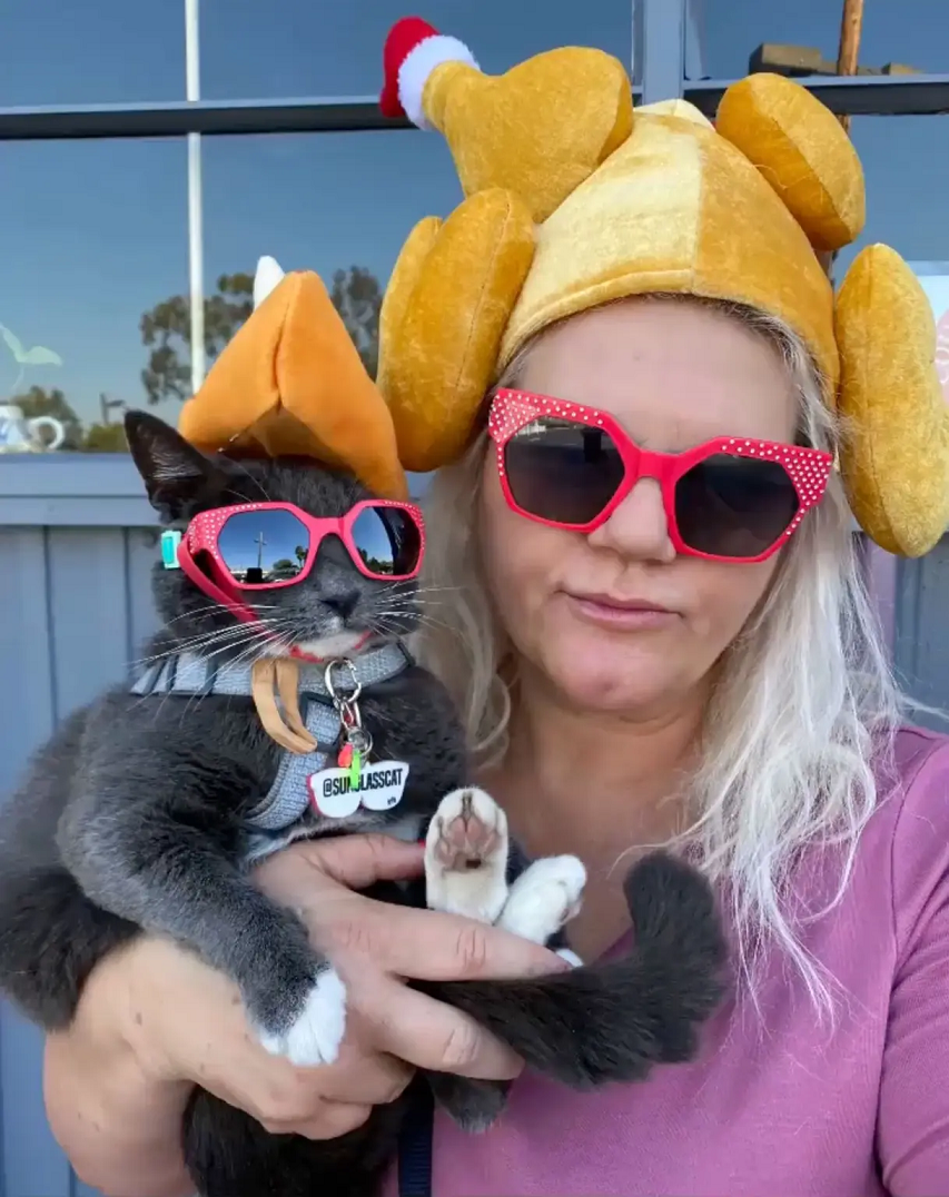 Bagel e sua tutora, Karen McGill. Foto: Reprodução/Instagram/Sunglasscat