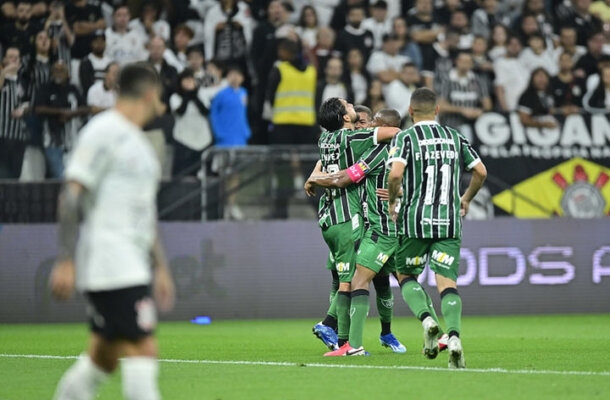 Ocupando as duas últimas posições na tabela, América-MG recebe o Coritiba na 33ª rodada do Brasileirão. O duelo marcado para quarta (08) às 19h, no Independência, pode decretar a queda de um dos dois, ou até o rebaixamento de ambos, dependendo do resultado de outros jogos. Foto: Mourão Panda / América