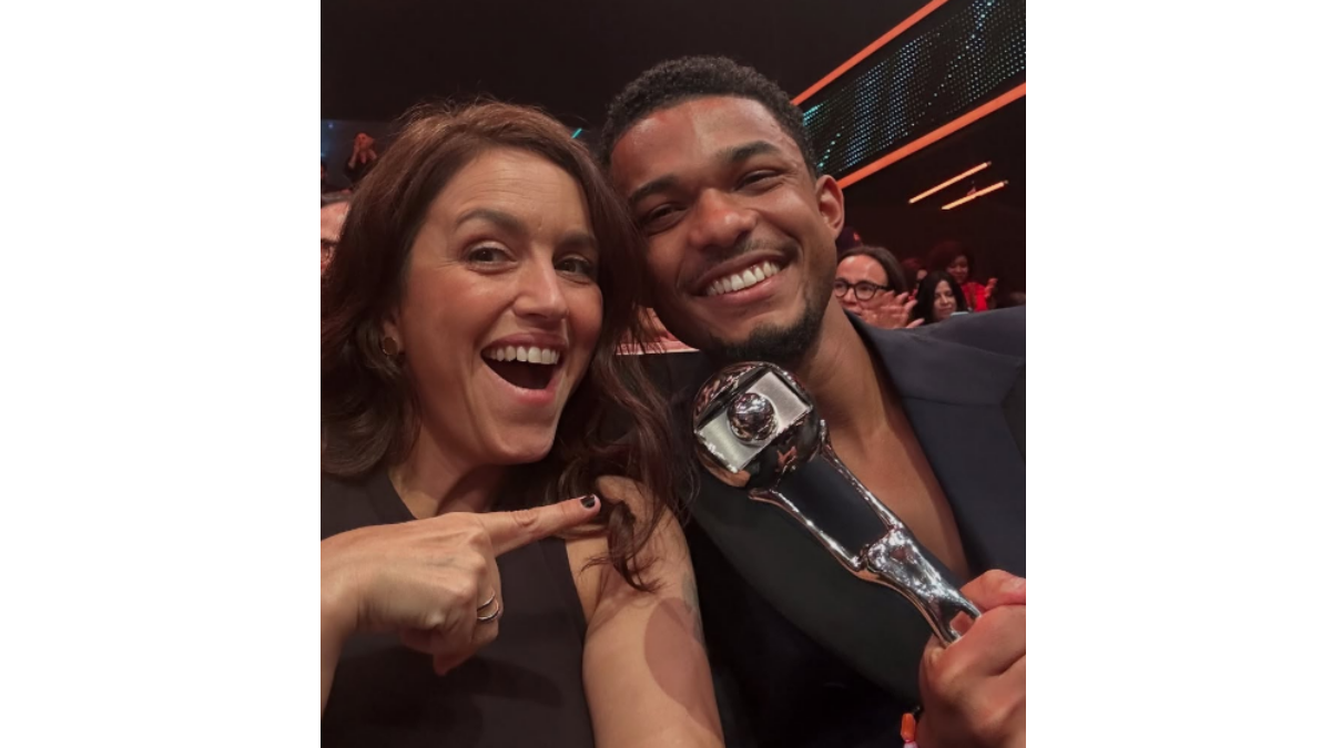 Manuela Dias e Juan Paiva vencedores dos Melhores do Ano por Justiça 2. Foto: Reprodução/Instagram/@manueladiasautora